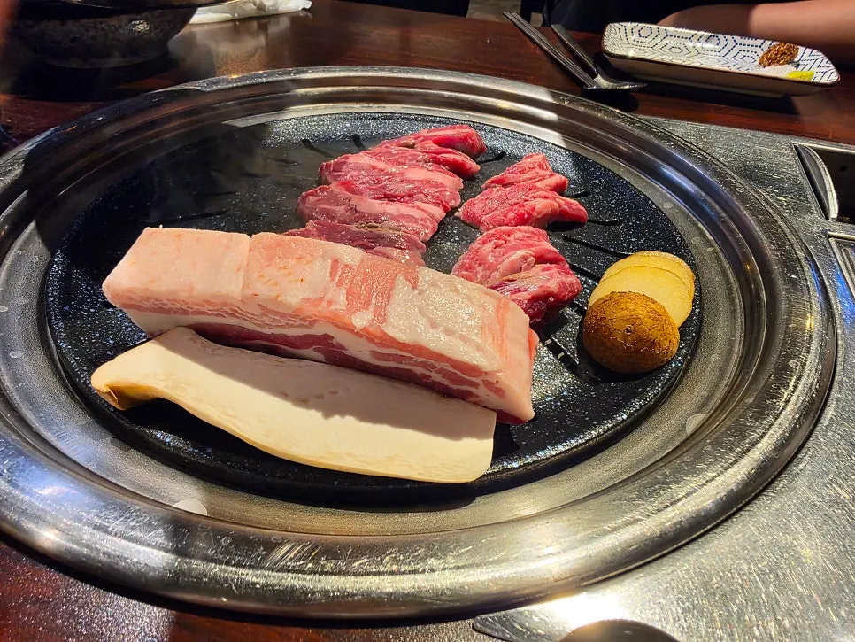 逐漸烤成焦香色的五花肉與馬鈴薯