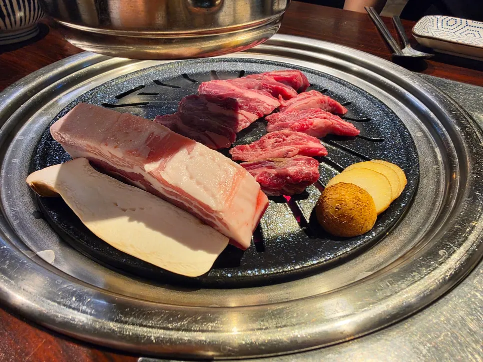烤盤上已烤好的五花肉