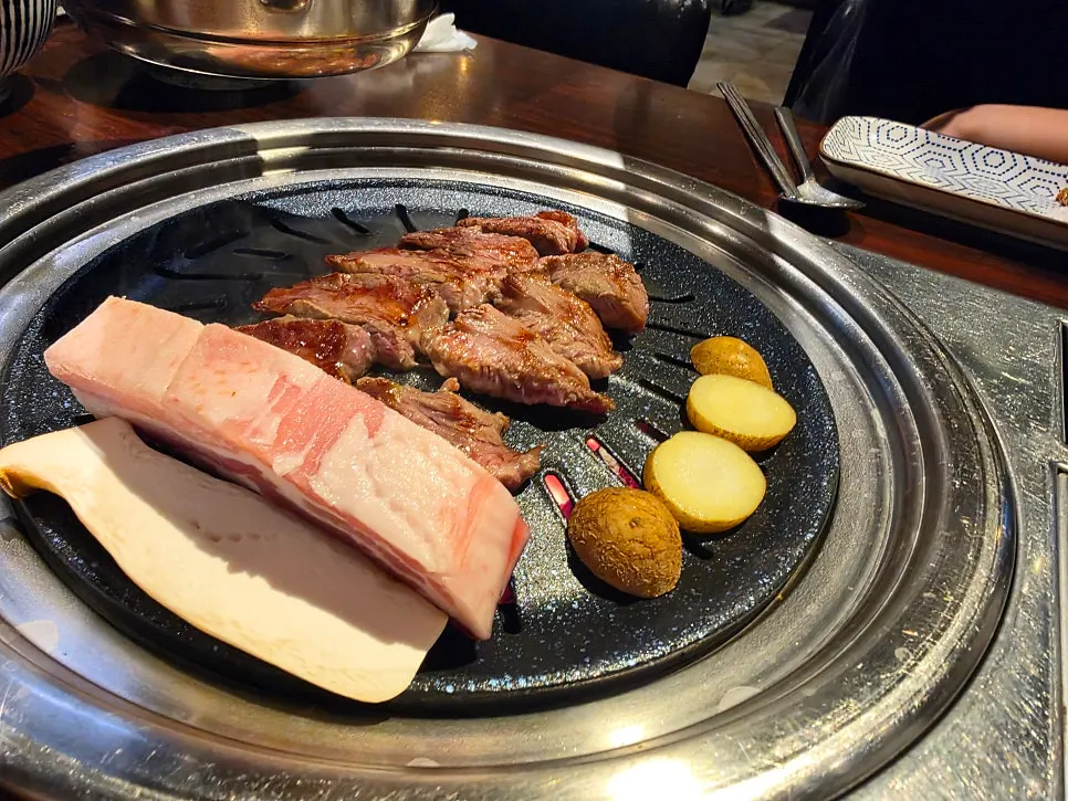 烤成一口大小的肉沙龍五花肉