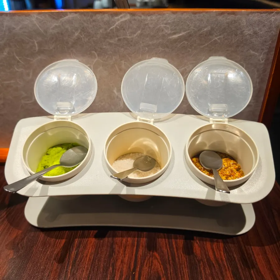 통에 담겨 나온 와사비와 소금, 겨자