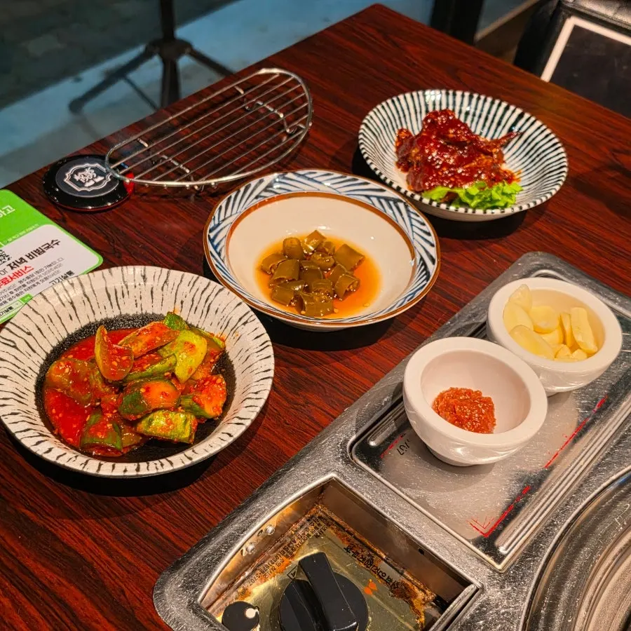정갈하게 차려진 고기살롱 밑반찬 한 상
