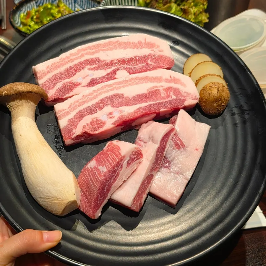 밑반찬과 주류가 올라온 테이블