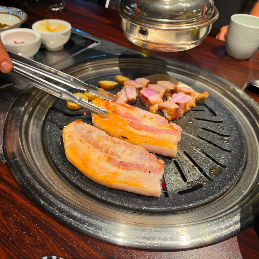 생삼겹살과 가브리살, 버섯과 알감자