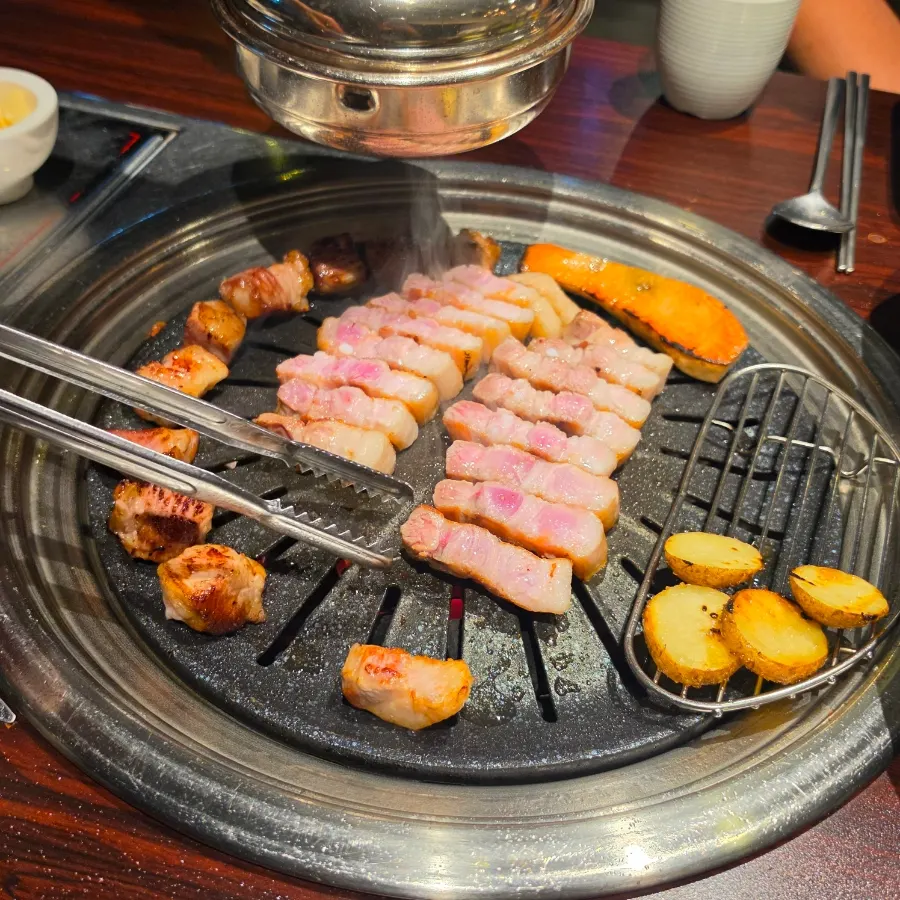 불판에서 구워지는 삼겹살
