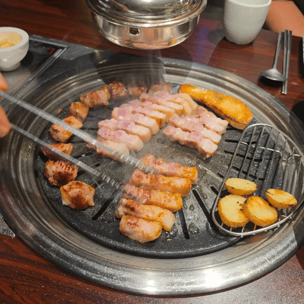 타이밍 맞춰 뒤집어 구워지는 삼겹살
