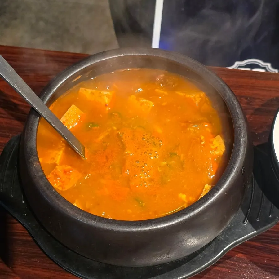길쭉하게 잘린 삼겹살과 소금