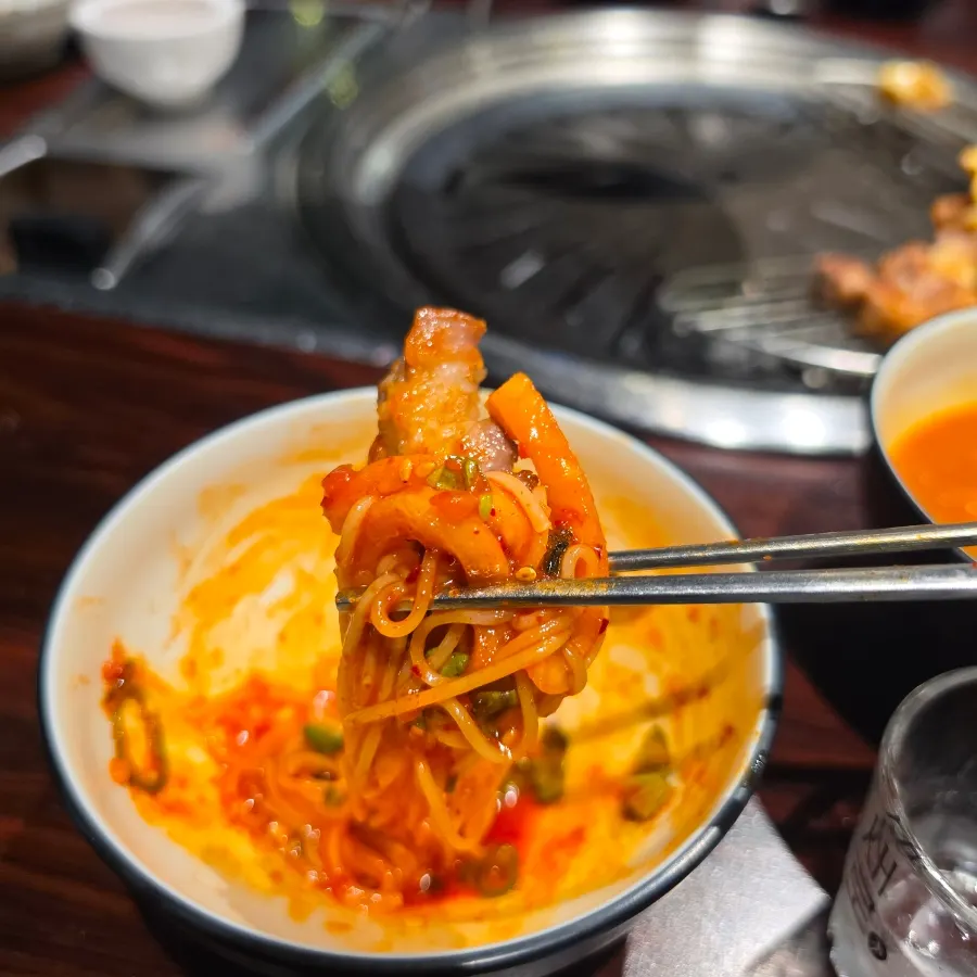서비스로 나온 비빔국수 비비는 모습