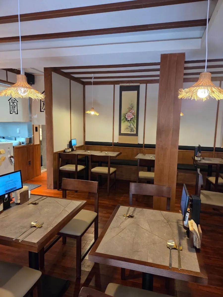안옥 식당 앞에 걸린 메뉴판