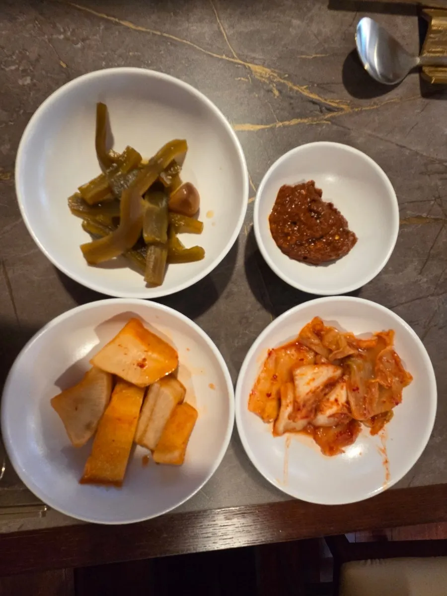 안옥 기본 반찬 김치와 궁채, 양념장