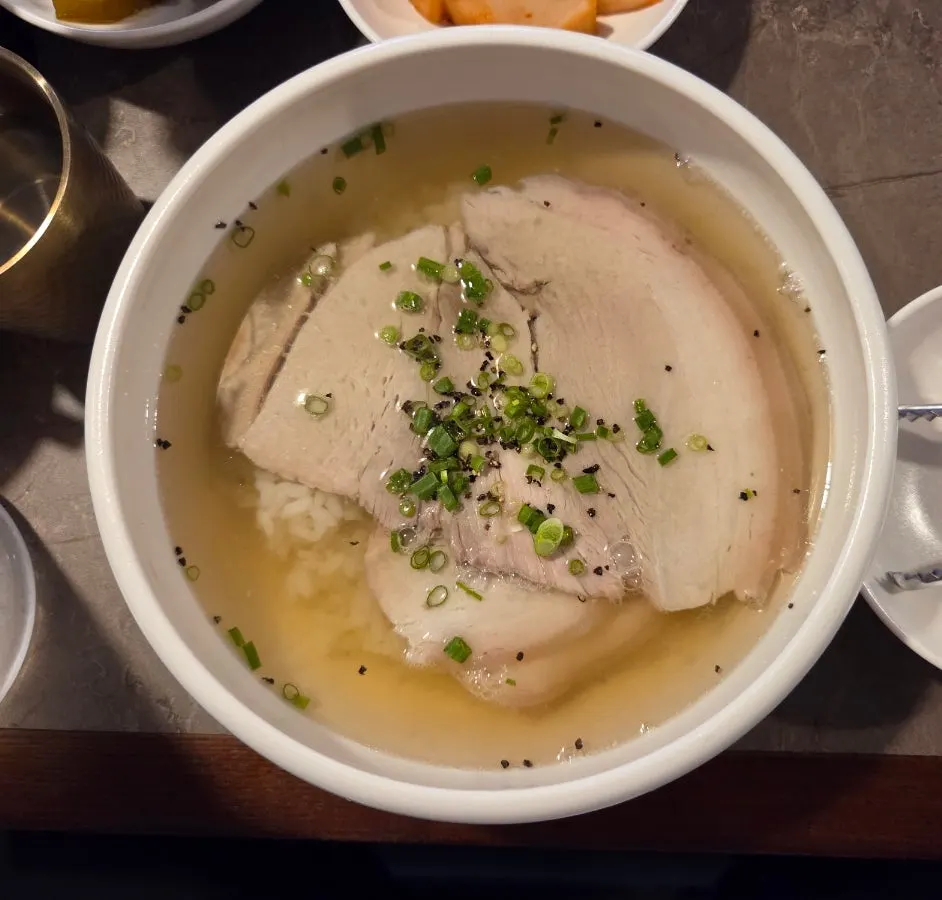 테이블에 놓인 소금과 들깨가루