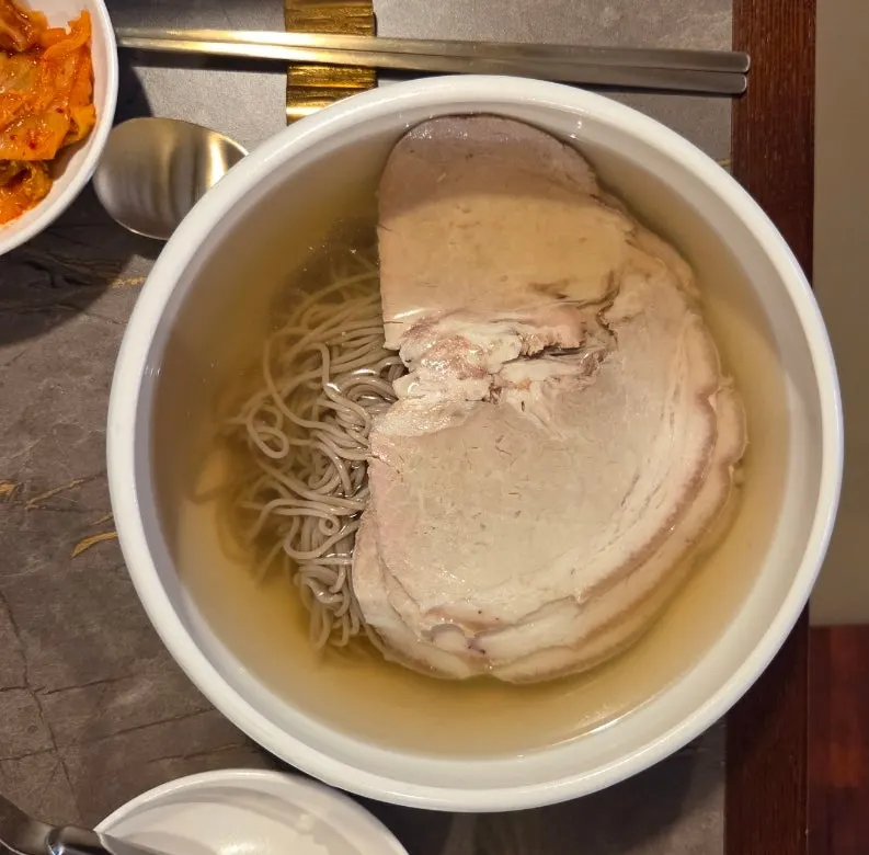 안옥 수저받침대와 테이블 세팅