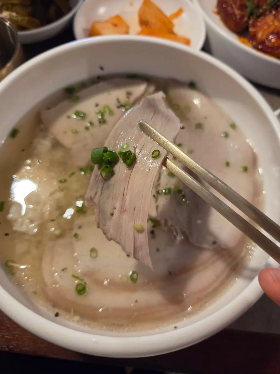 매콤달콤한 양념의 돼지꼬리찜