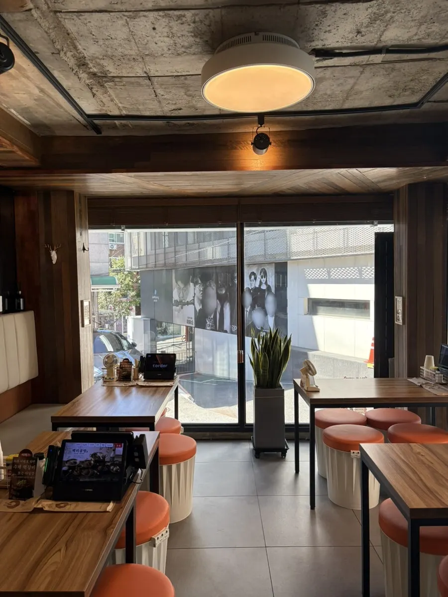 Interior del restaurante y mesas de Baengni Gomtang