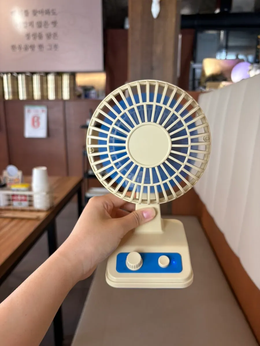 Ventilador de mesa sobre la mesa