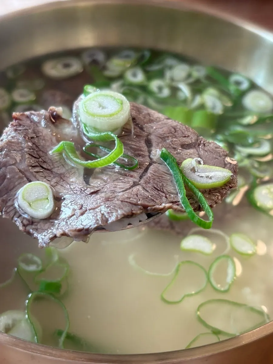 Arroz mezclado en el caldo del gomtang básico