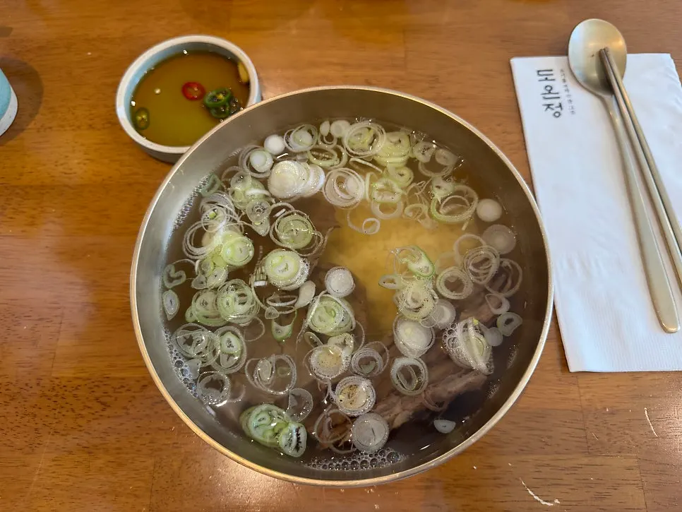 냅킨과 수저가 놓인 식사 자리