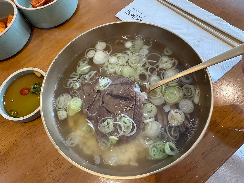 밥이 말아 나온 맑은 한우곰탕
