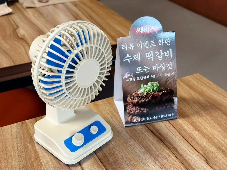 개별 포장된 수저와 테이블 세팅