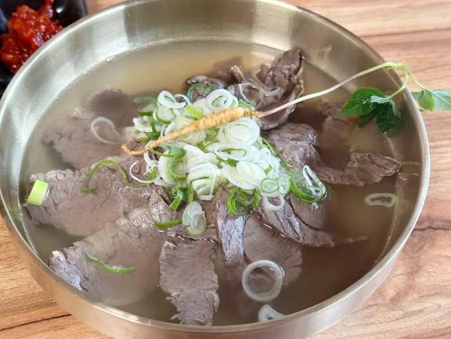 육회 수육 만두 전골이 있는 백리곰탕 메뉴판
