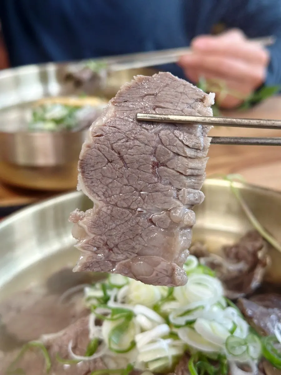 특곰탕 국물과 고기 클로즈업
