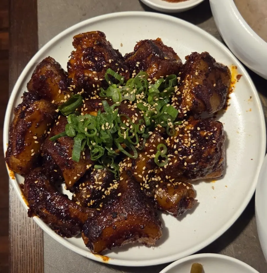 Braised pork tails in red sauce