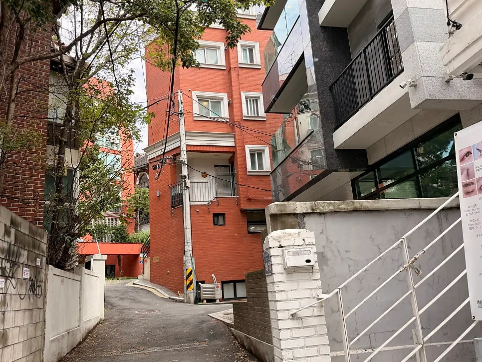 경사진 길의 백리곰탕 입구