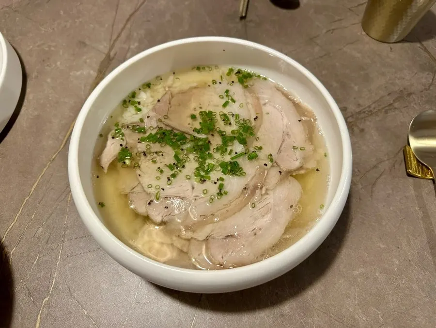 고기 파 밥이 든 맑은 곰탕