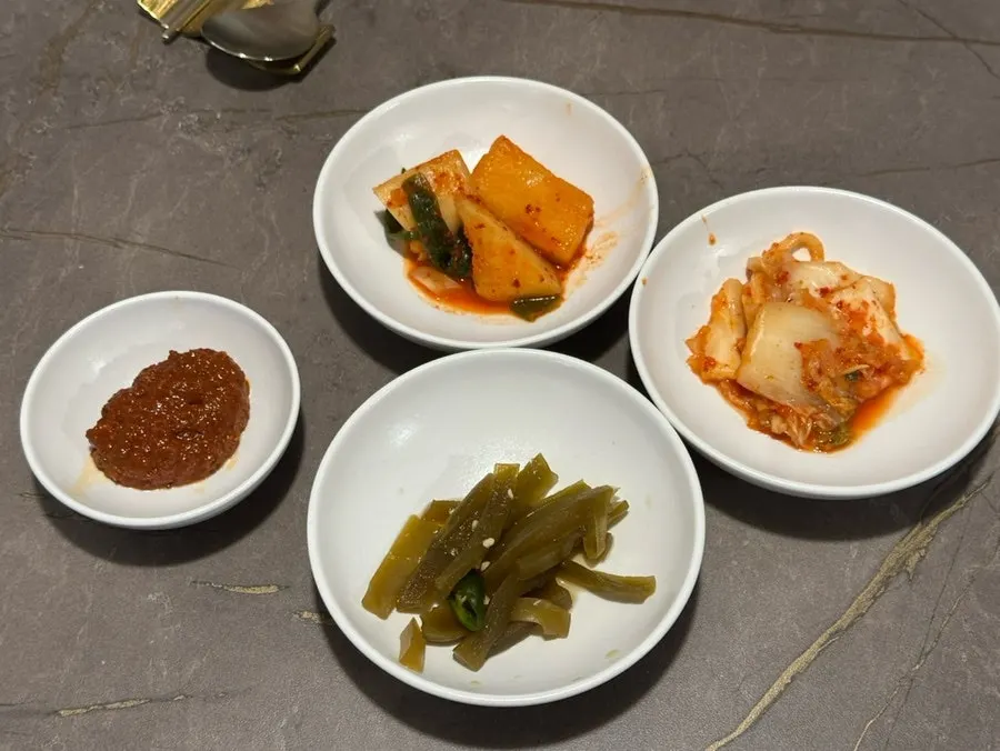 안옥 밑반찬과 곁들임 소스