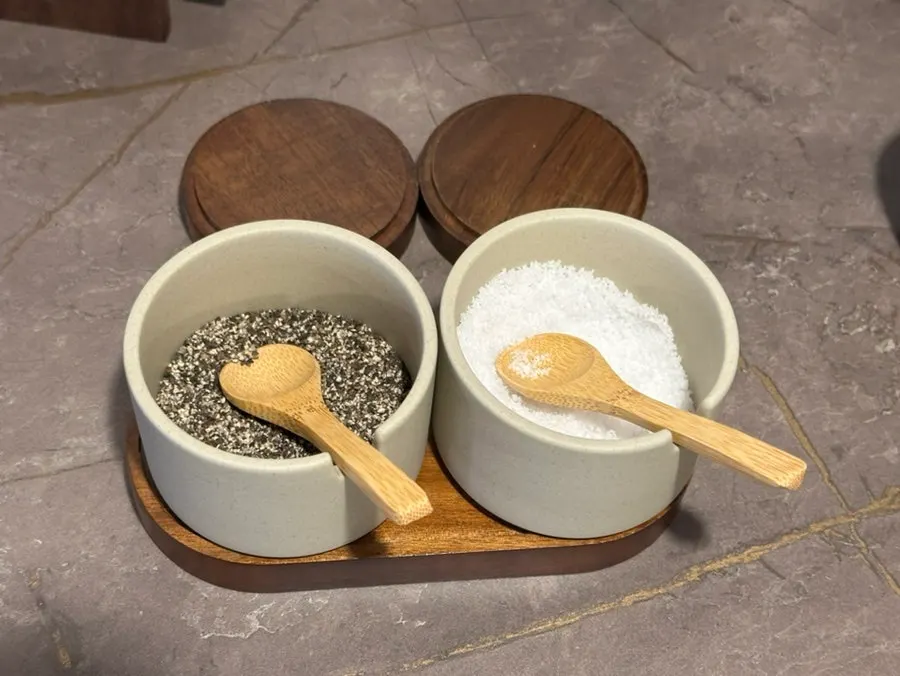 한식 메뉴와 함께 나온 밑반찬