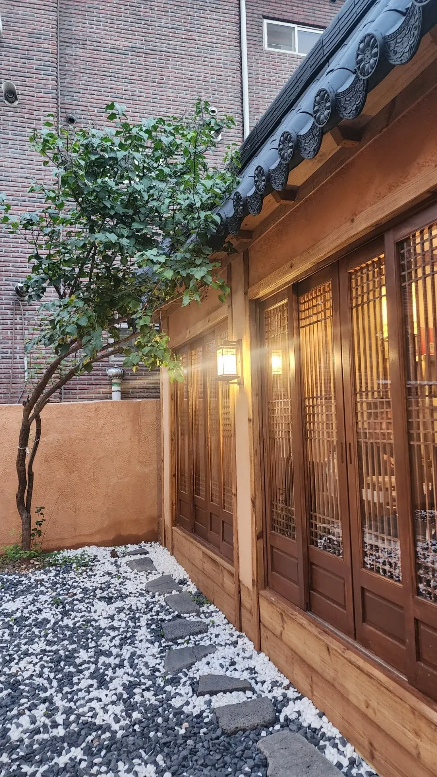 Hanok courtyard with outdoor dining