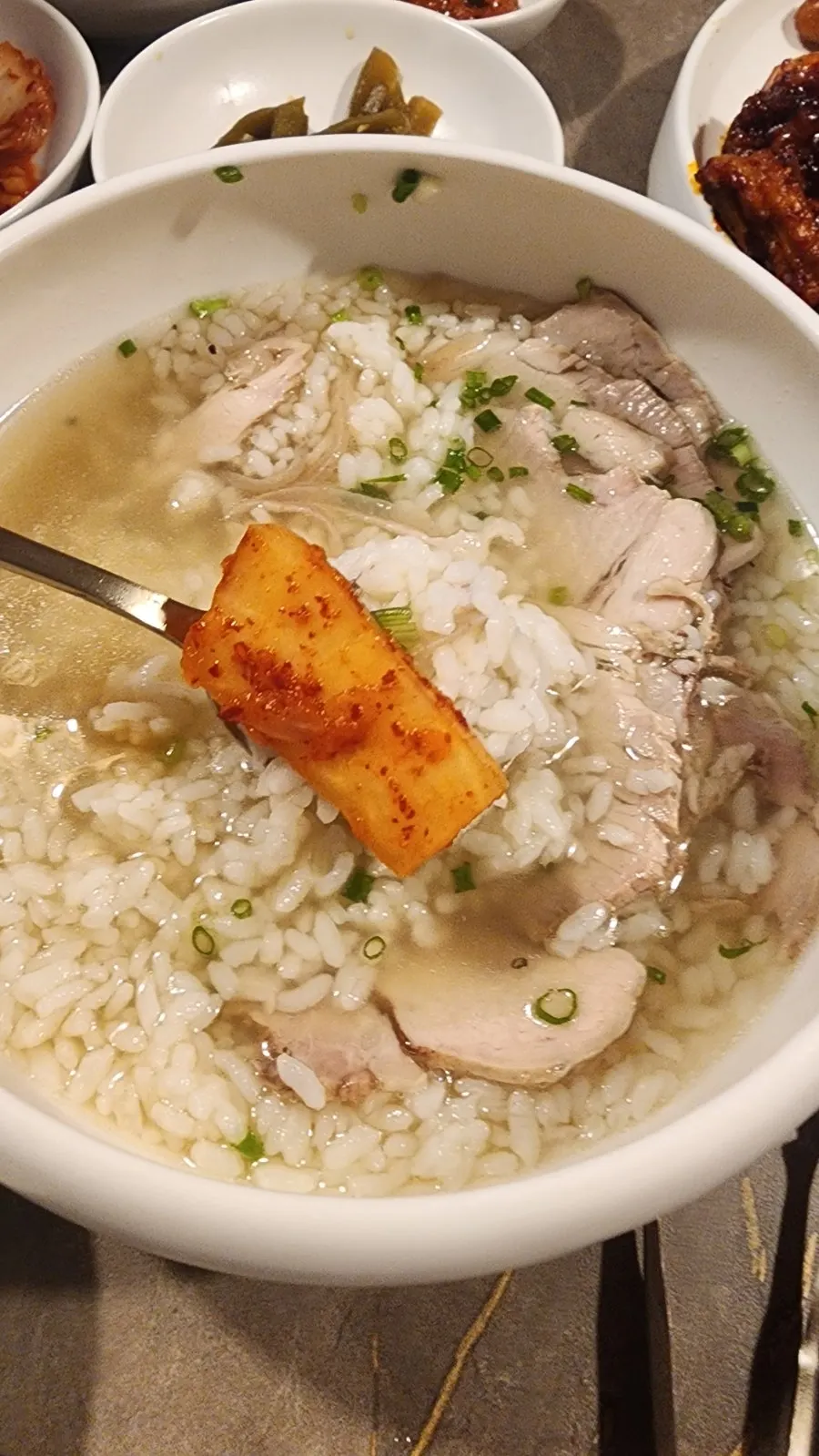 Clear gomtang eaten with rice