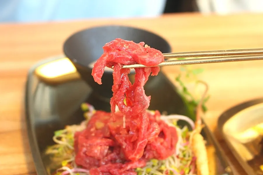 삼 뿌리가 올라간 미니 육회