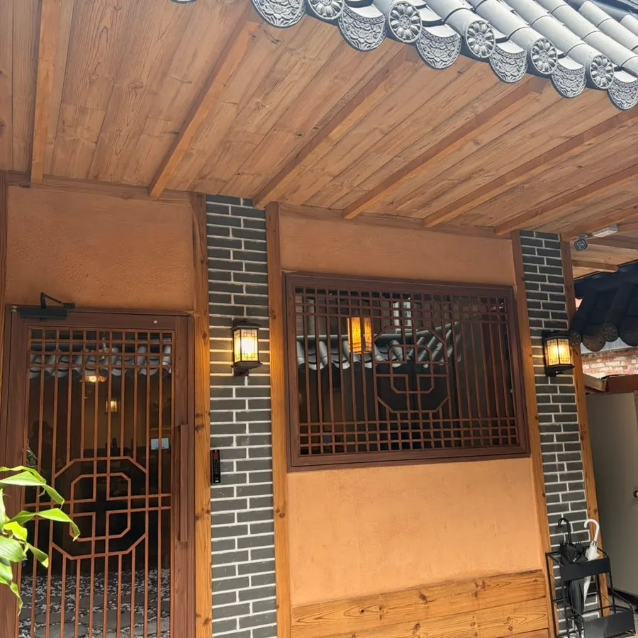 한옥 마당과 실내 사이 풍경