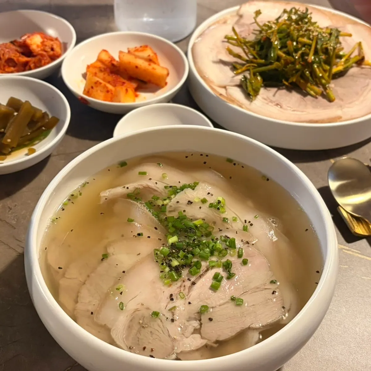 미나리무침을 곁들인 냉제육 한 접시