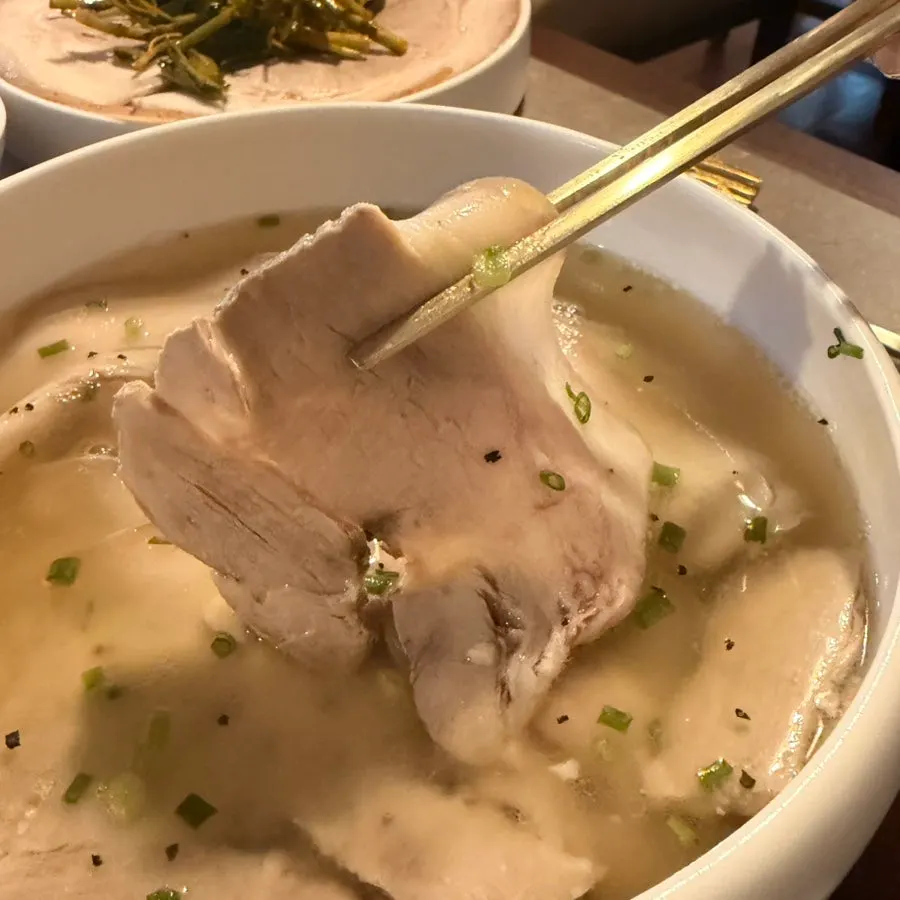 고기가 가득한 맑은 곰탕 특