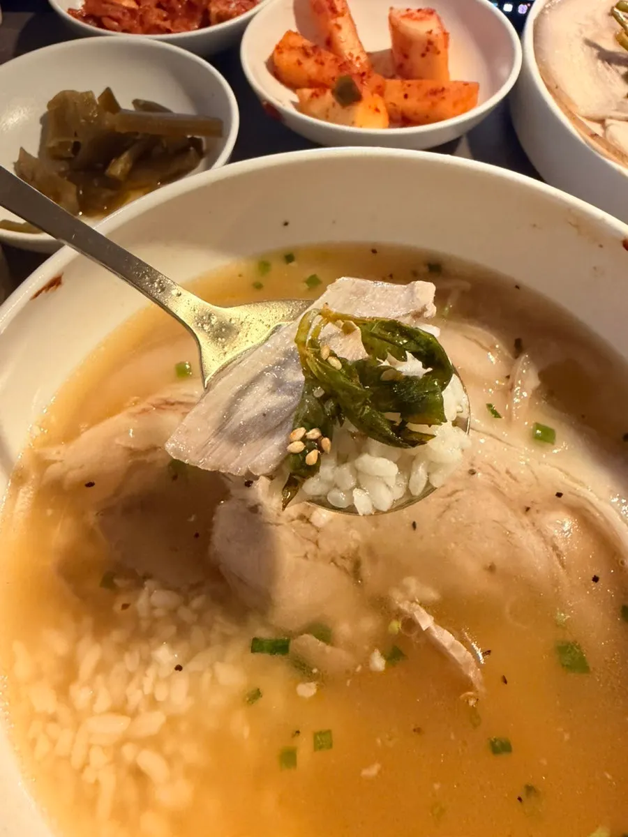 국내산 김치와 곰탕에 말은 밥