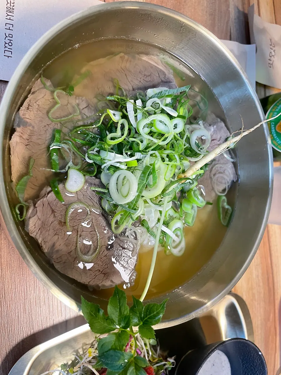 弘大入口牛骨汤用餐