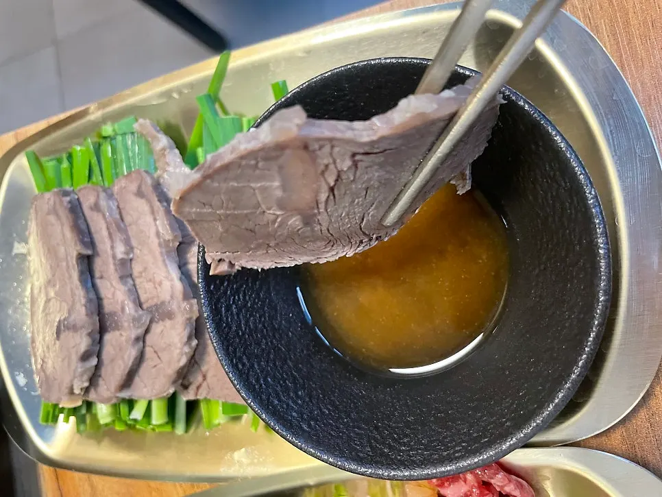 生拌牛肉、嫩芽与酱汁