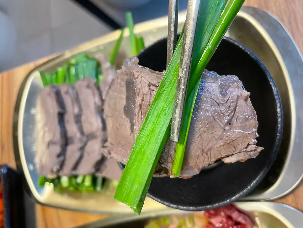 搭配韭菜的白切肉
