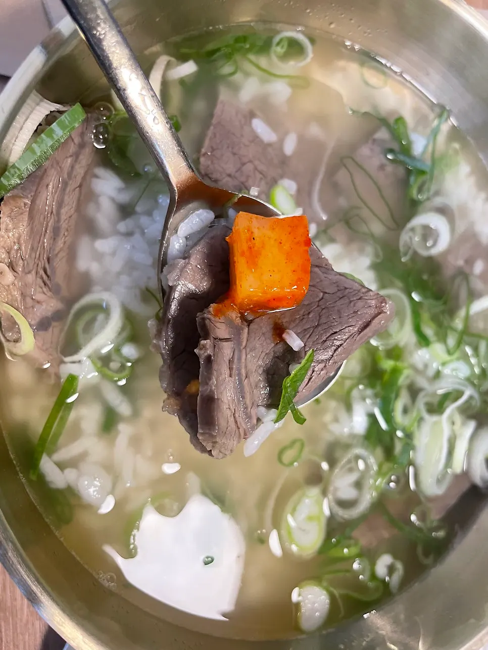 牛骨汤与萝卜泡菜小菜