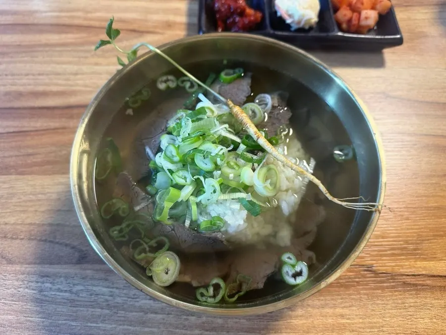 Korean beef gomtang with clear broth