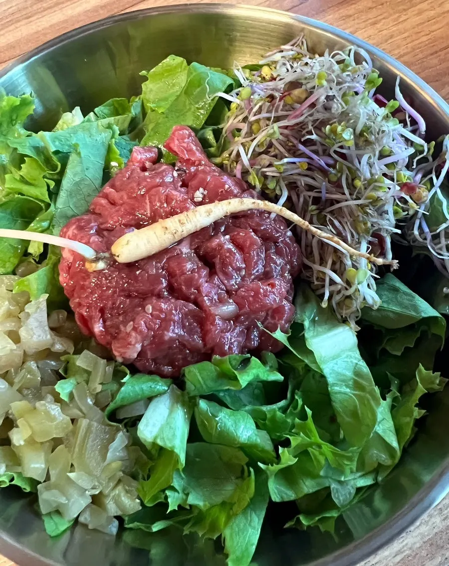 Soy bibimbap with tender yukhoe