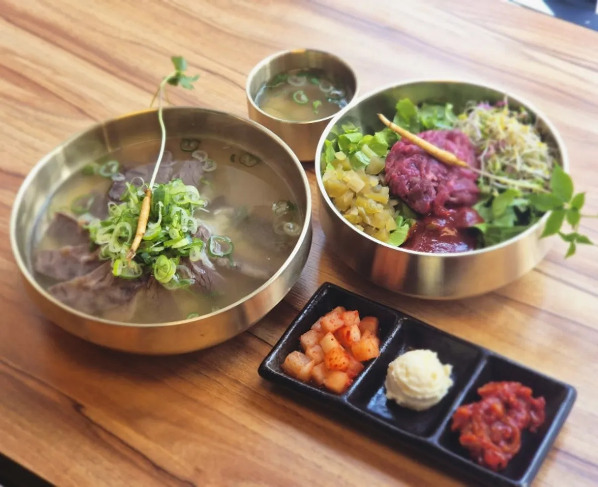 백리곰탕의 특곰탕과 한우육회비빔밥