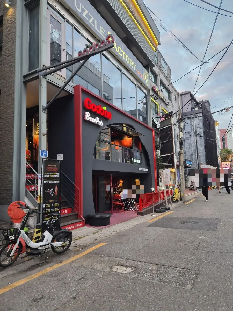 굽네치킨 홍대레드로드점 외관