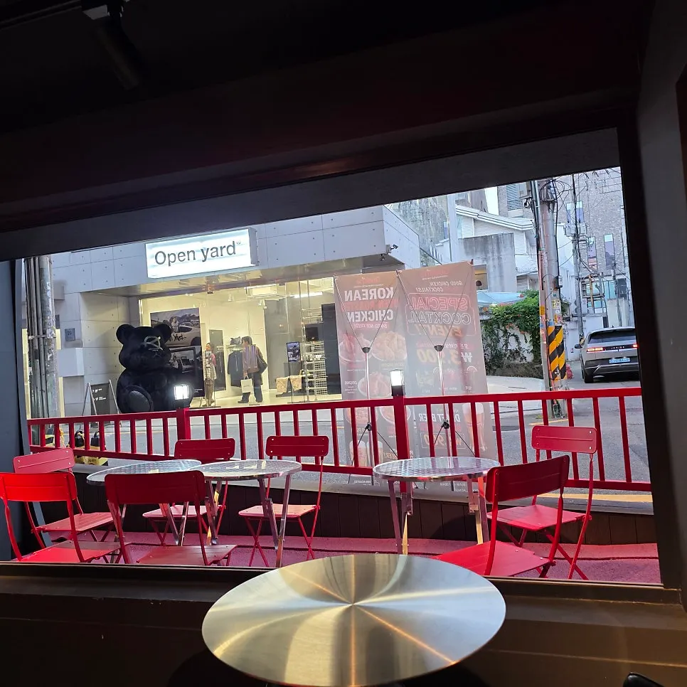 펍 분위기의 치킨집 야외 테라스 좌석