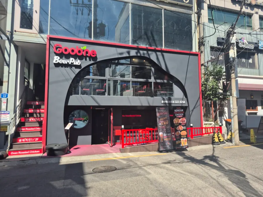 블랙에 레드 포인트를 준 굽네치킨 홍대레드로드점 내부