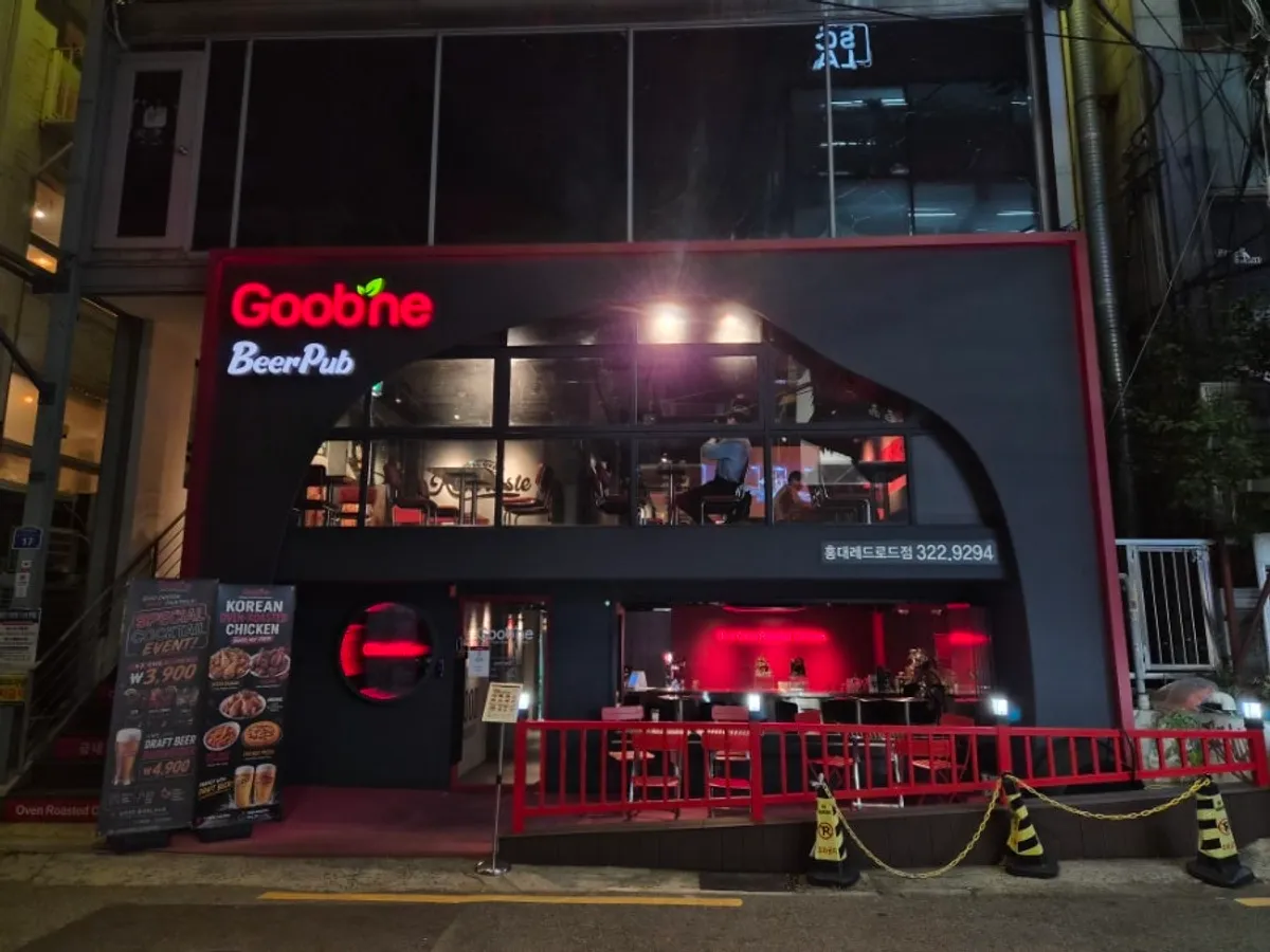 弘大レッドロード通りに位置するクッネチキン弘大レッドロード店の外観
