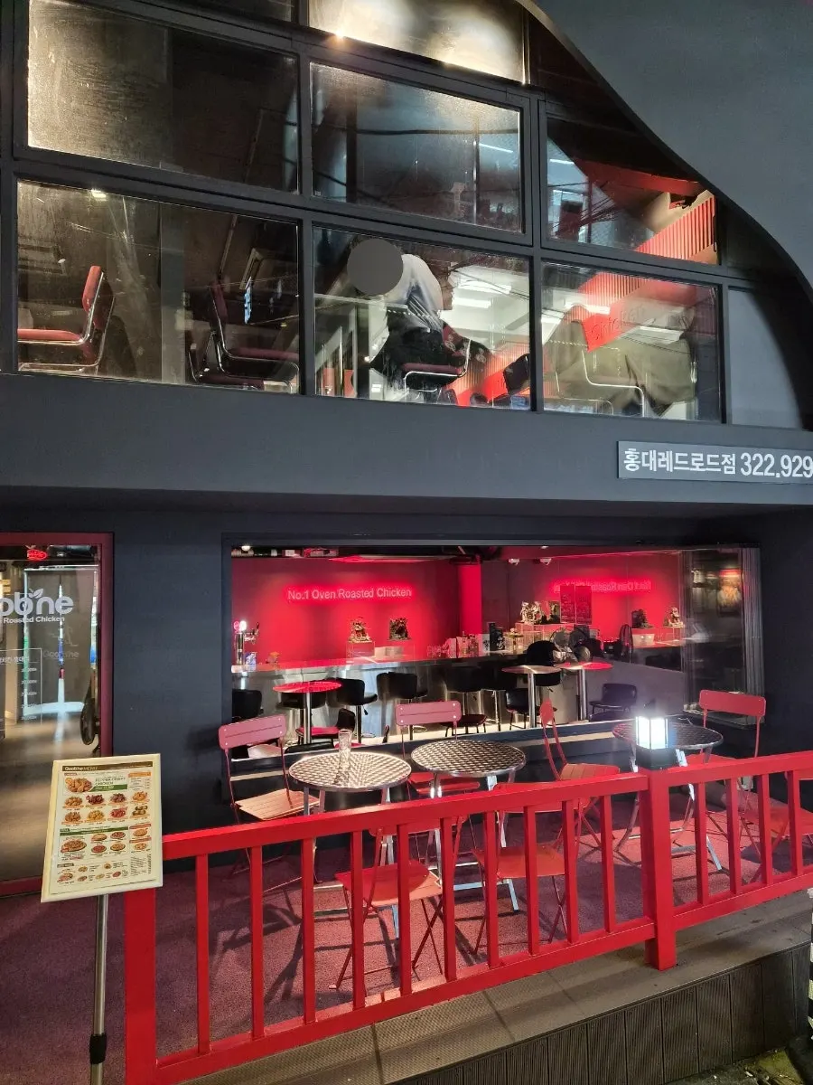 クッネチキン弘大レッドロード店の看板が見える通りの風景