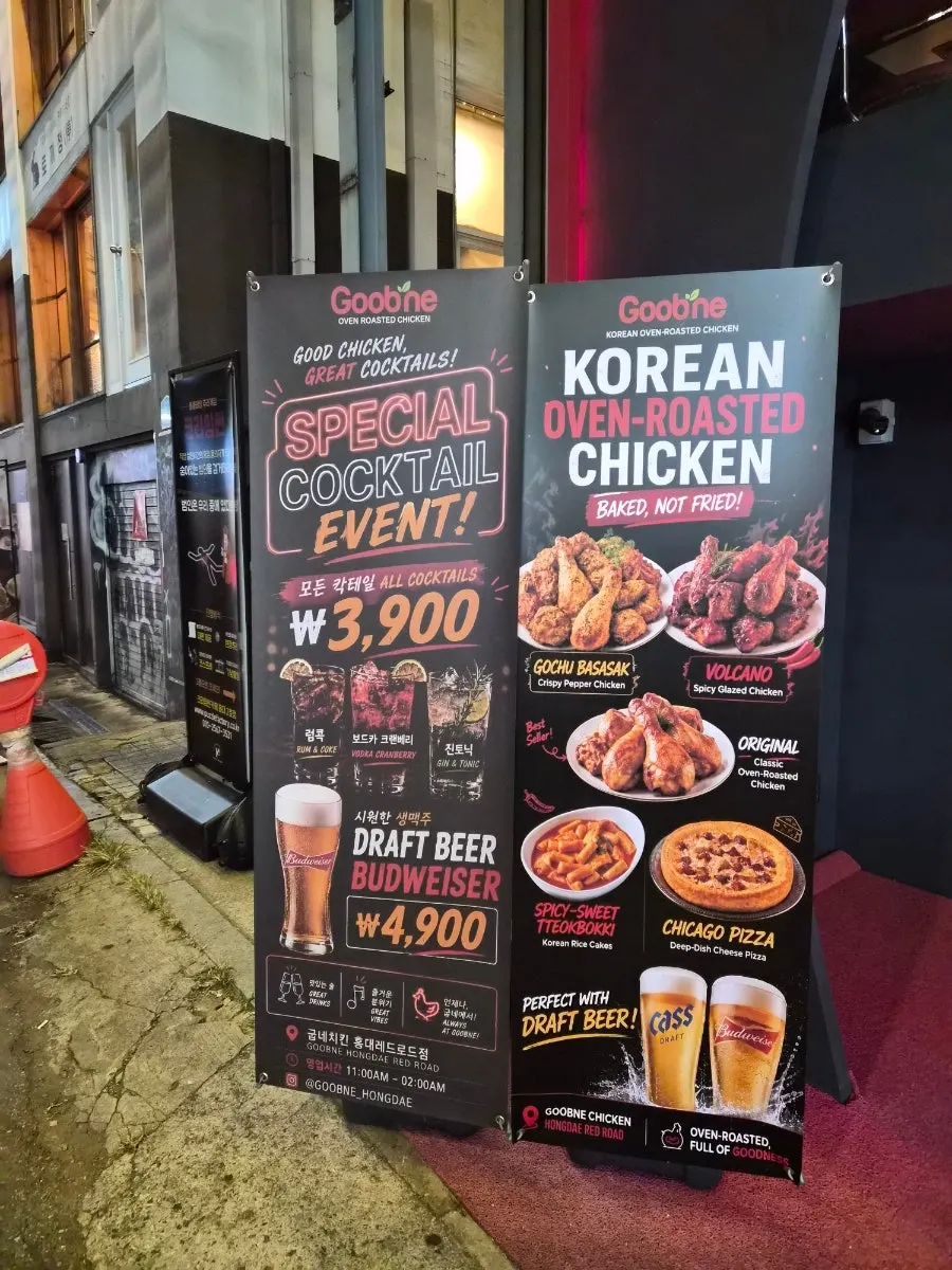 レッドロード通りから見た店の入口