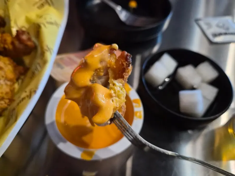 脂の抜けたオーブン焼きチキンのクローズアップ